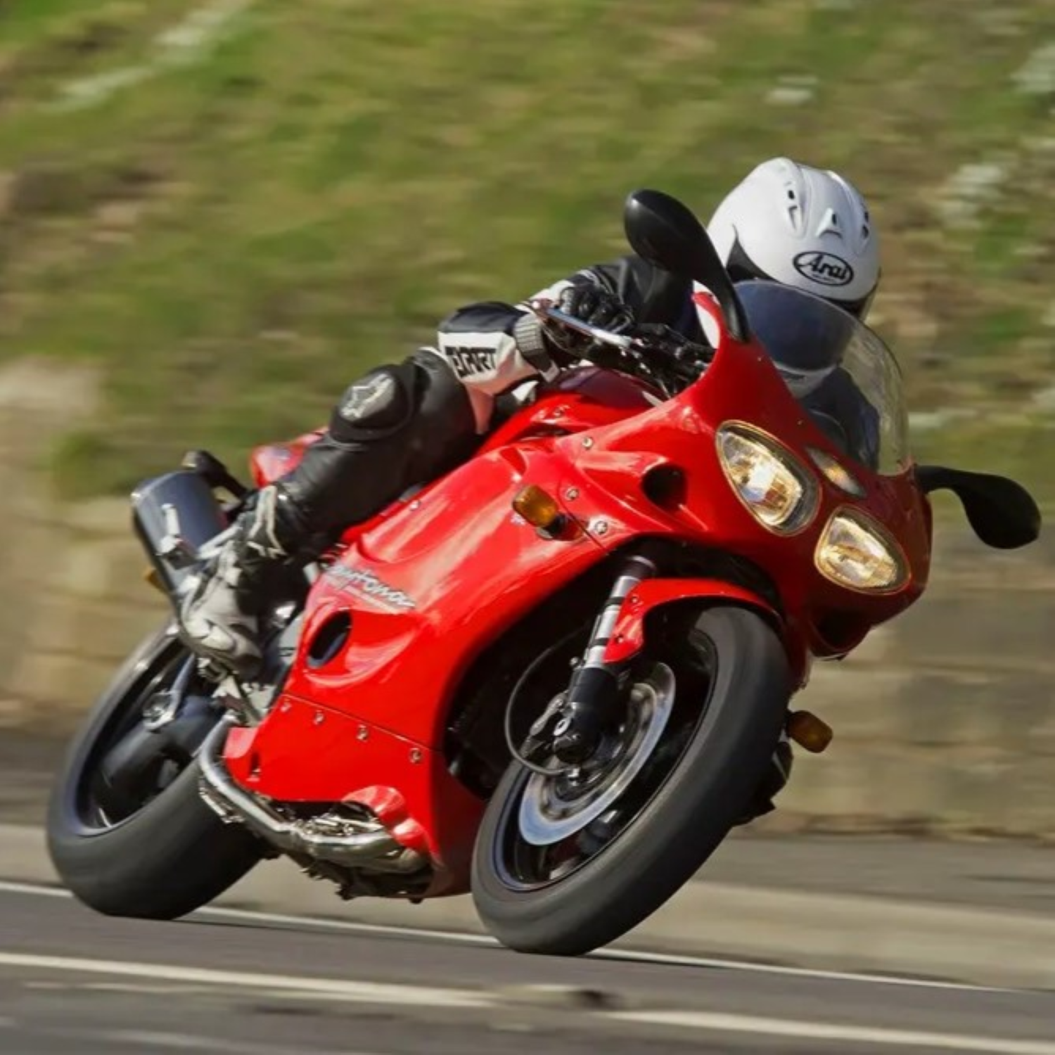 Triumph Pimento Red (code CF) Paint Product